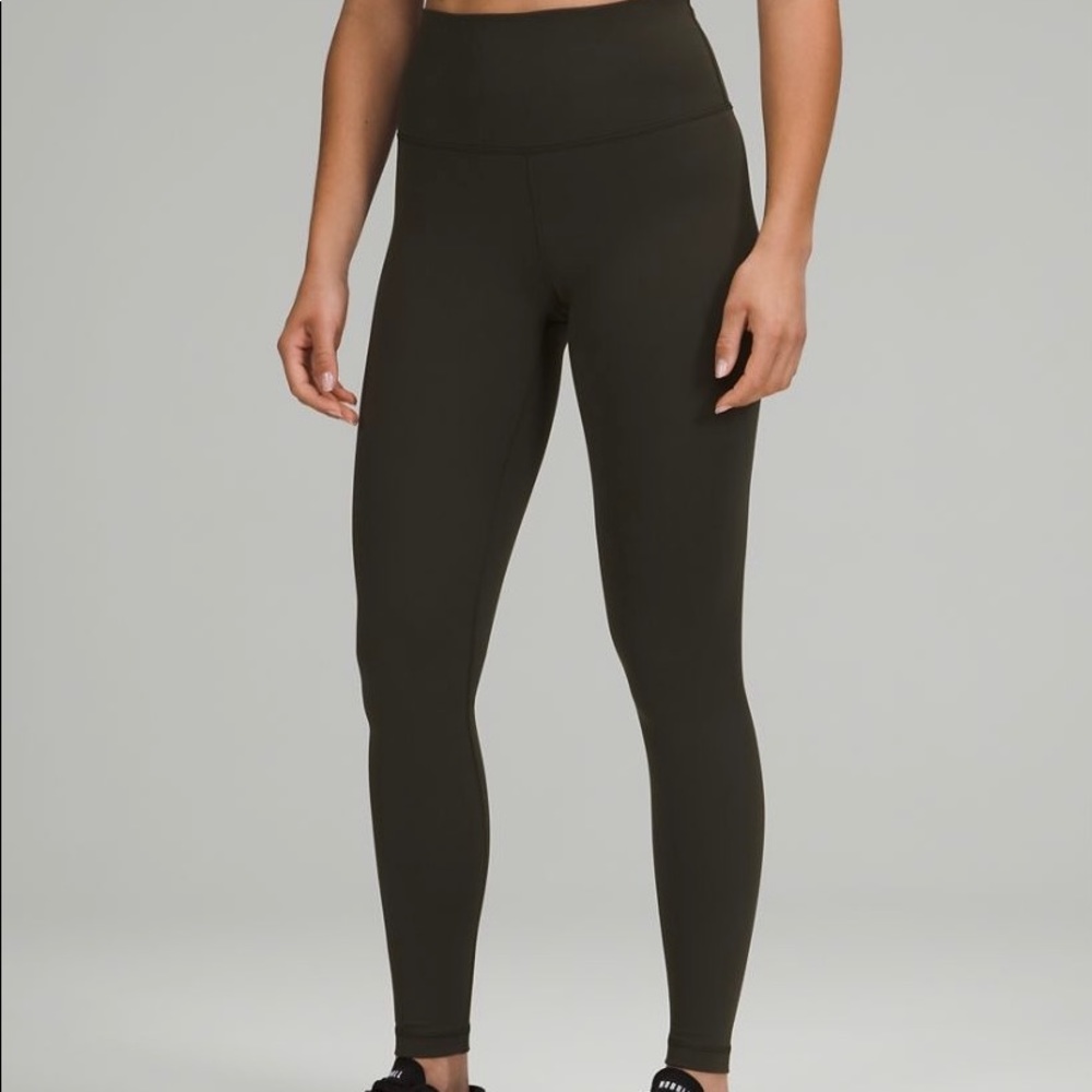 Olive Lululemon leggings.